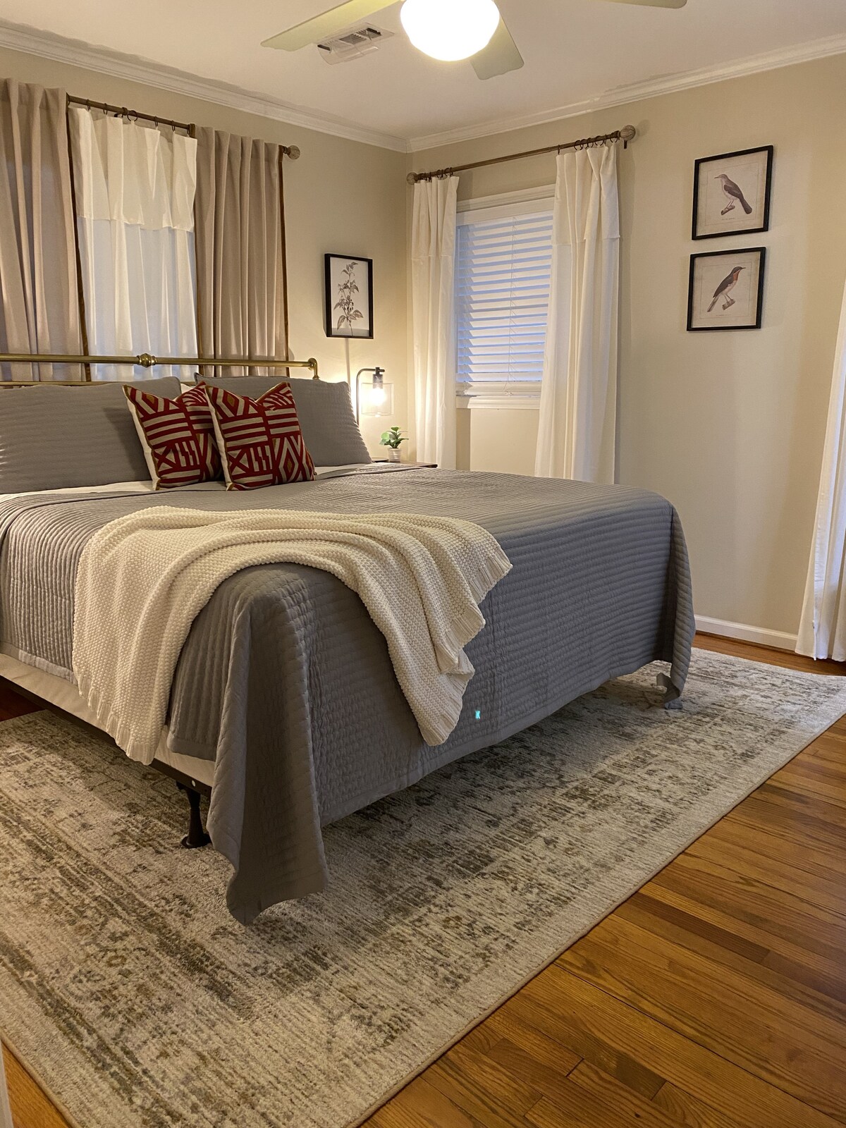 Ova ljupka spavaća soba nudi neobičan, miran bračni krevet prekriven luksuznom posteljinom i potpuno ažuriranom kupaonicom. 