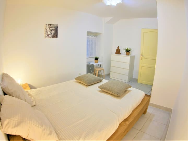 Ზენის ოთახის ხედი 2
Ორმაგი შემინვა და ელექტრო როლიკებით ჩამკეტი
Მყარი ხის საწოლი
160 x 200 ლეიბი Duvivier
2 საწოლთან პატარა ნათურები
და სკამი
4-Drawer
Triple Wall Sockets კარადა ტელეფონი