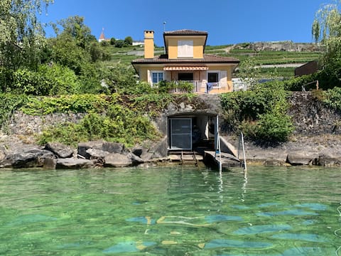 House in a dream location directly on the lake
