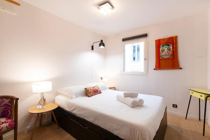 تقع غرفة النوم المنفصلة في الجزء الخلفي من الشقة، على جانب الفناء. مفروشات ممتازة وهادئة مضمونة!