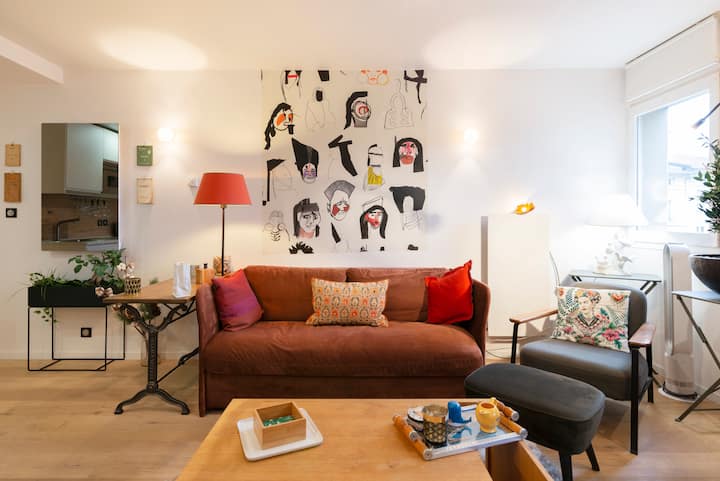 منطقة صالة الشقة المطلة على Place Saint - Epvre. التلفزيون وميزات hi - fi متاحة للضيوف!