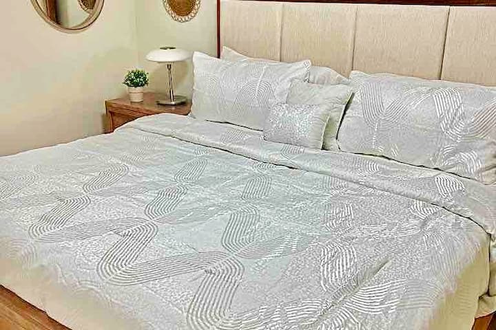 Главен апартамент със самостоятелна баня и тоалетна. Голямо двойно легло.
