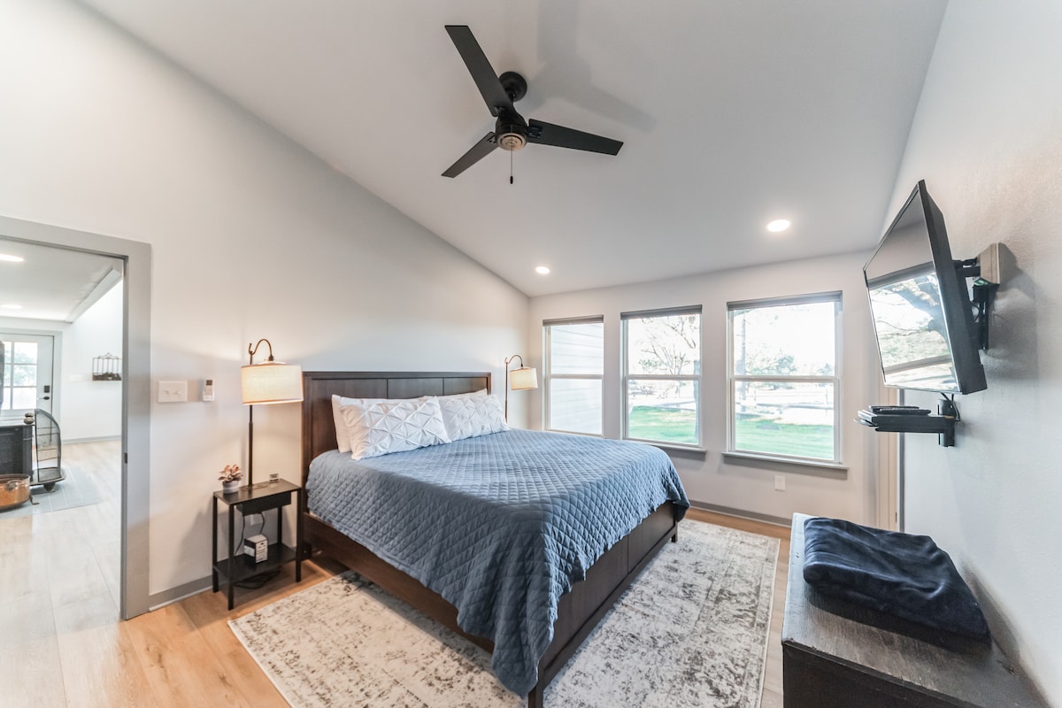 Primary en-suite with king bed
