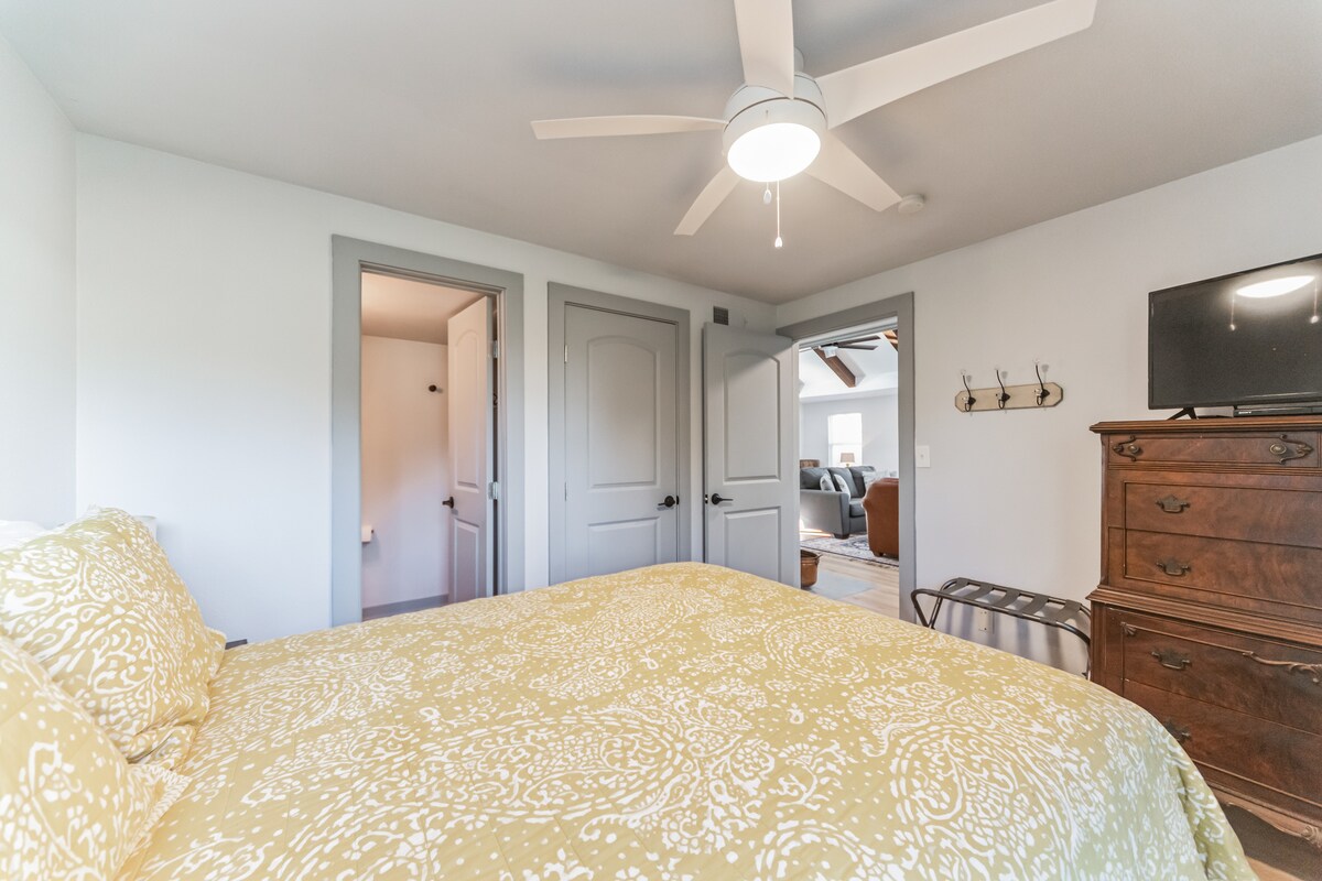 Secondary en-suite with queen bed
