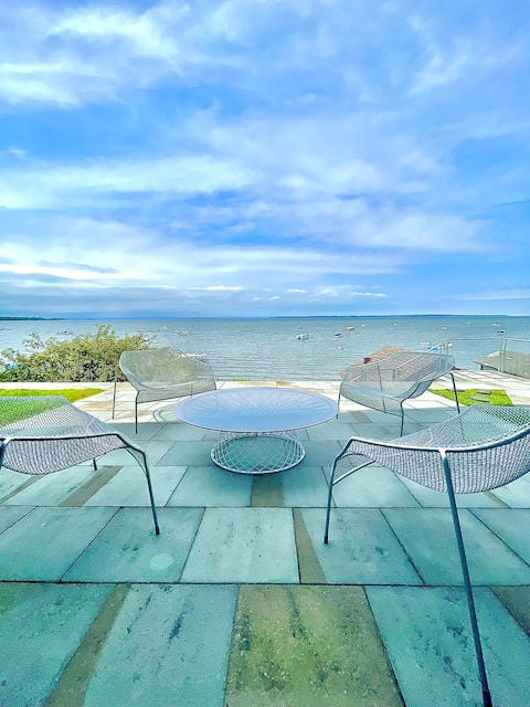 Chic Modern Lake Getaway!