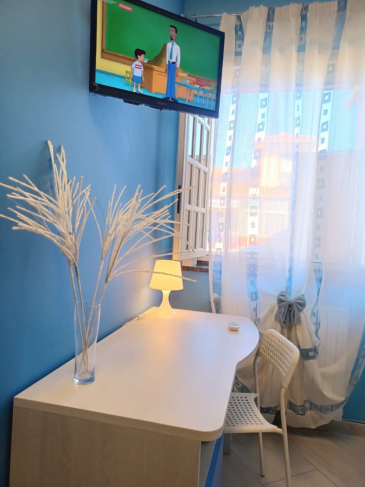 Stanza Azzurra 
Con:
1 cama individual.
1 armario montado en la pared
1 escritorio con silla
1 TV
1 ventana con vista al patio trasero

