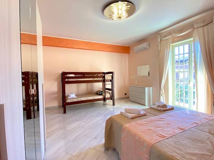 Salón de habitaciones con:
1 litera 
1 cama matrimonial
1 gabinete de pared con espejo
1 tocador 
2 mesitas de noche 
1 puerta panorámica en el balcón
1 espejo de pared