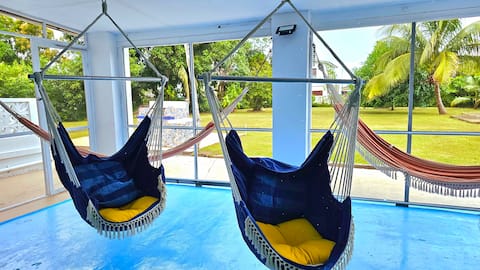 Rusty Blue 3/2.5 Modern House by Airport Sleeps 14