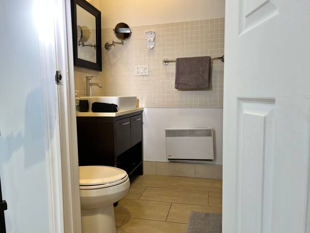 NEW Spacious Clean 3 BDR 3 BATH gallery image 2