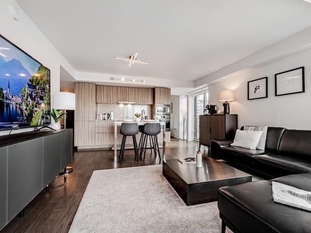 Luxury condo 2+2 /free parking on Bay Street