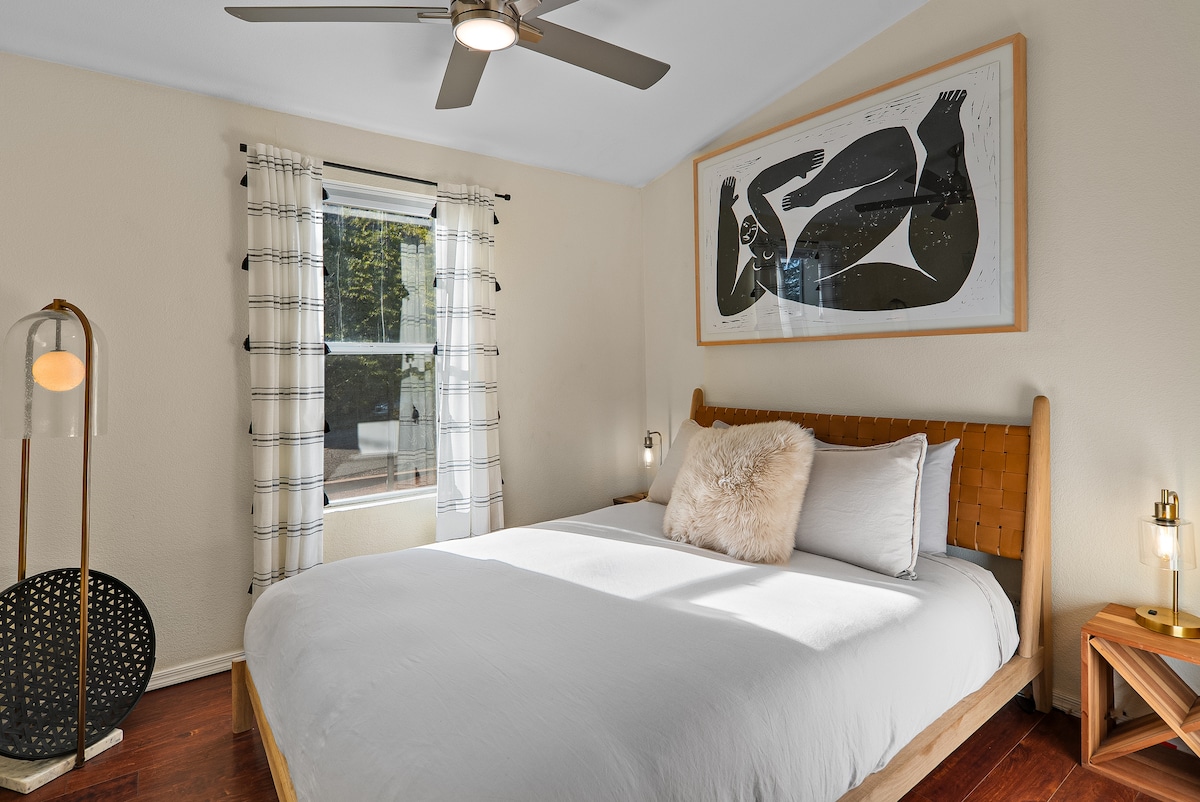 El dormitorio 2 cuenta con una acogedora cama tamaño queen y lujosas sábanas de calidad hotelera