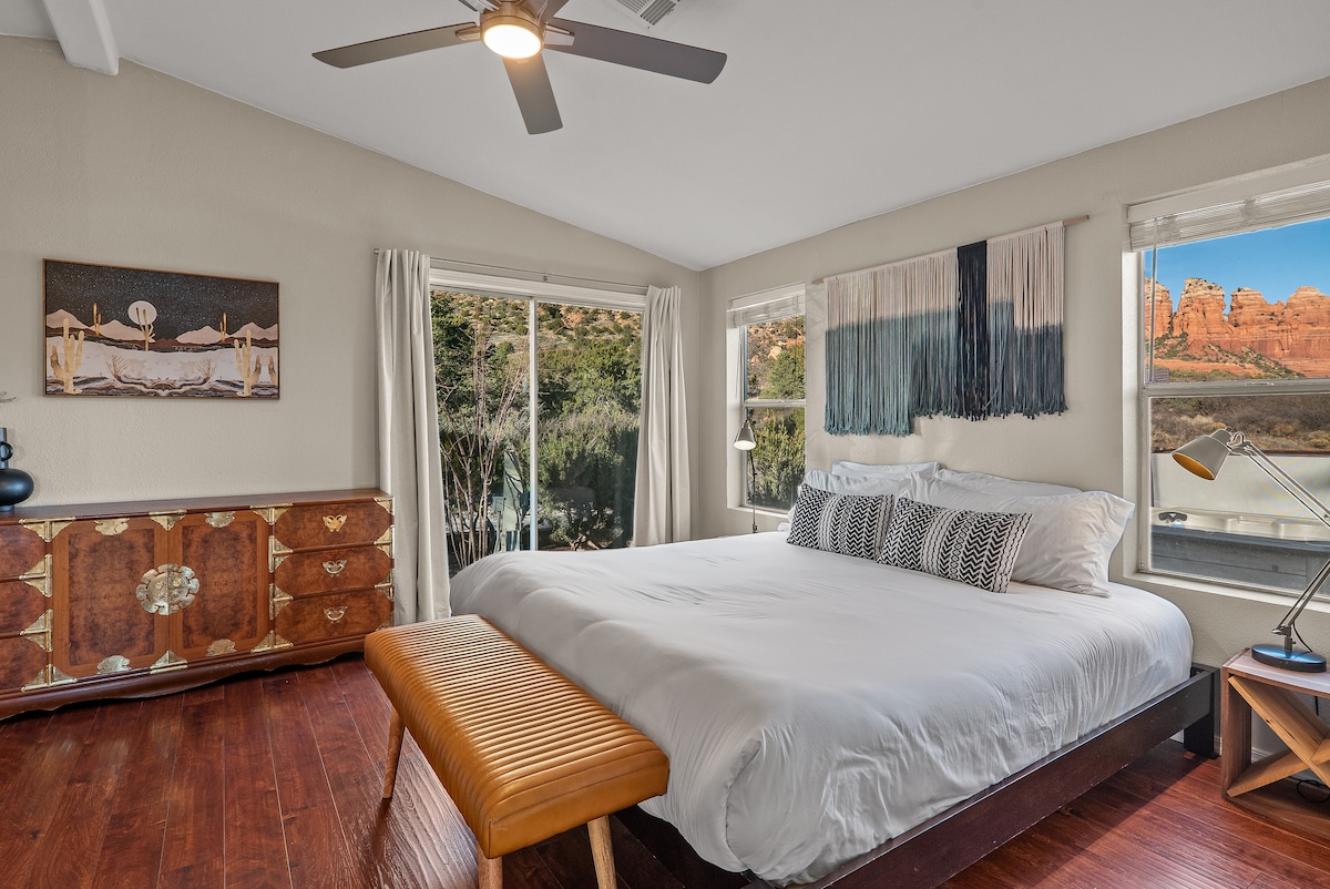 Suite principal con lujosa cama tamaño king y sábanas de calidad hotelera. “La ropa de cama era tan lujosa incluso hasta las almohadas.” Jessica, marzo de 2024