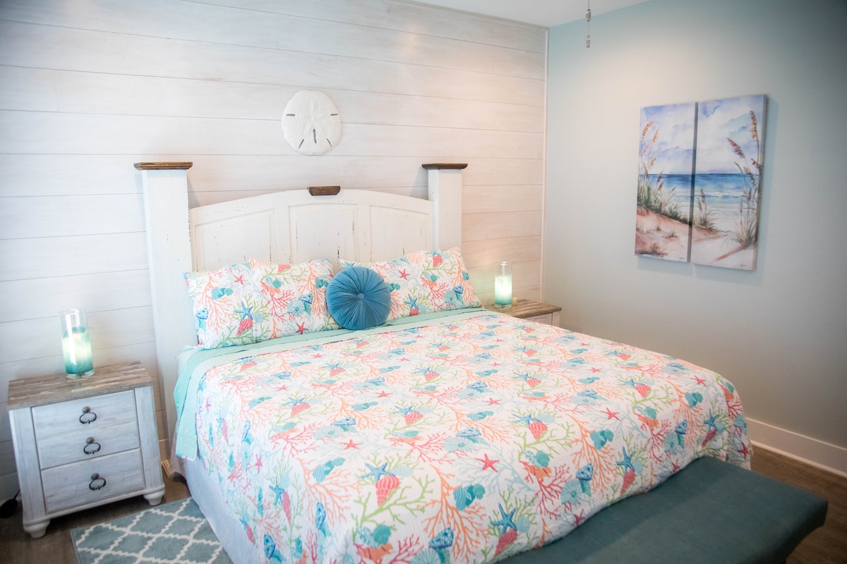 Primary bed has a very comfortable king mattress and private ensuite bathroom.