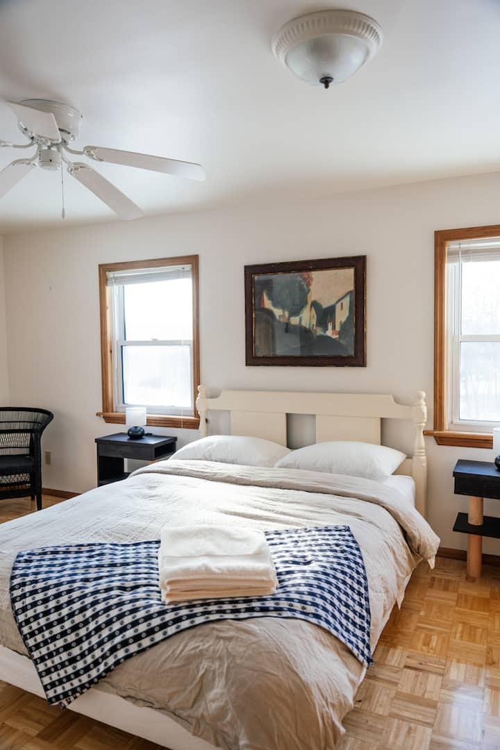 Second floor queen room with en suite 1/2 bath