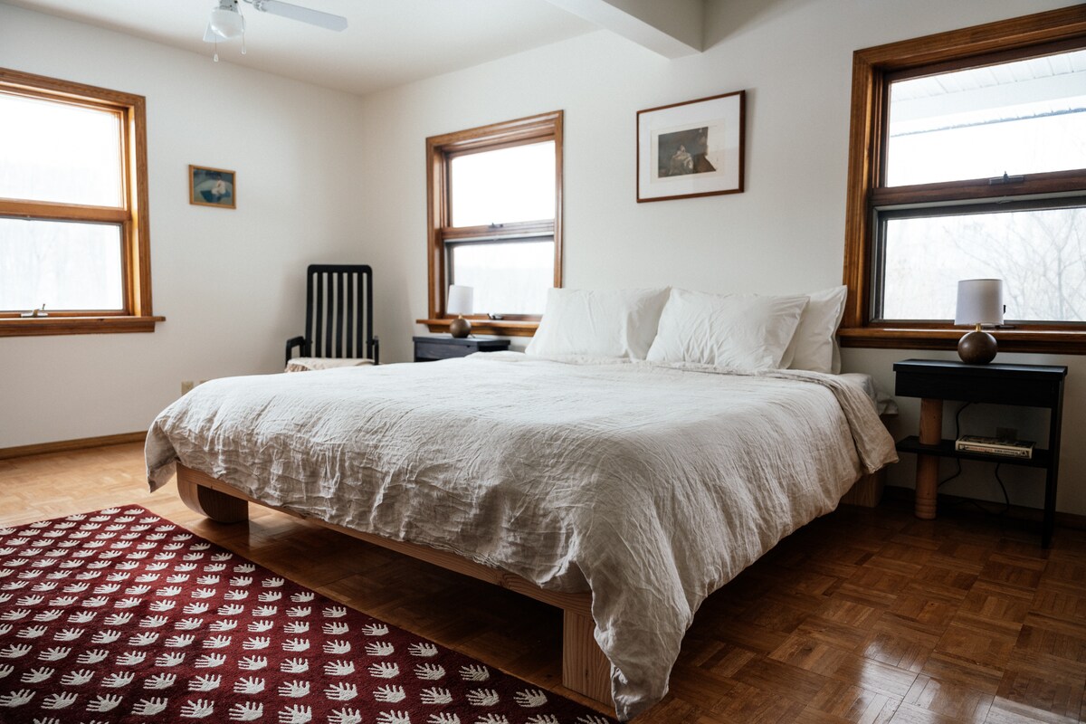 ห้องเตียงคิงไซส์ชั้นล่างพร้อมห้องน้ำในตัว