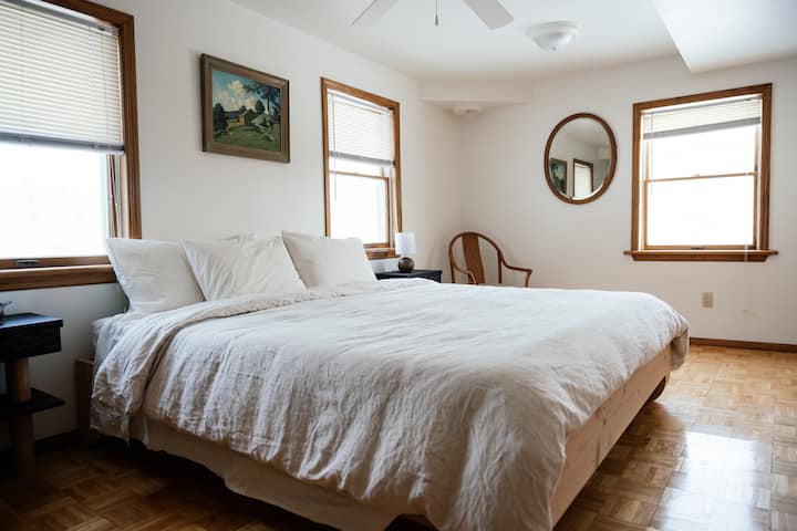 Second floor king room with en suite 1/2 bath