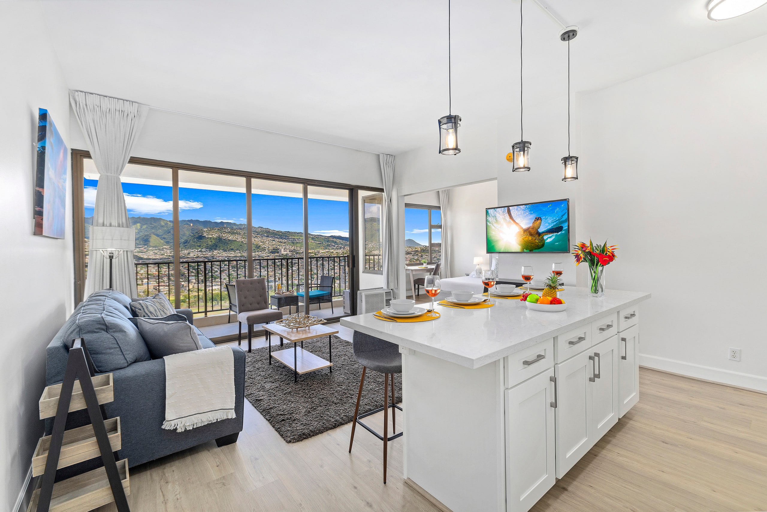 Waikiki Banyan condo w/ lanai & resort access - Image 12
