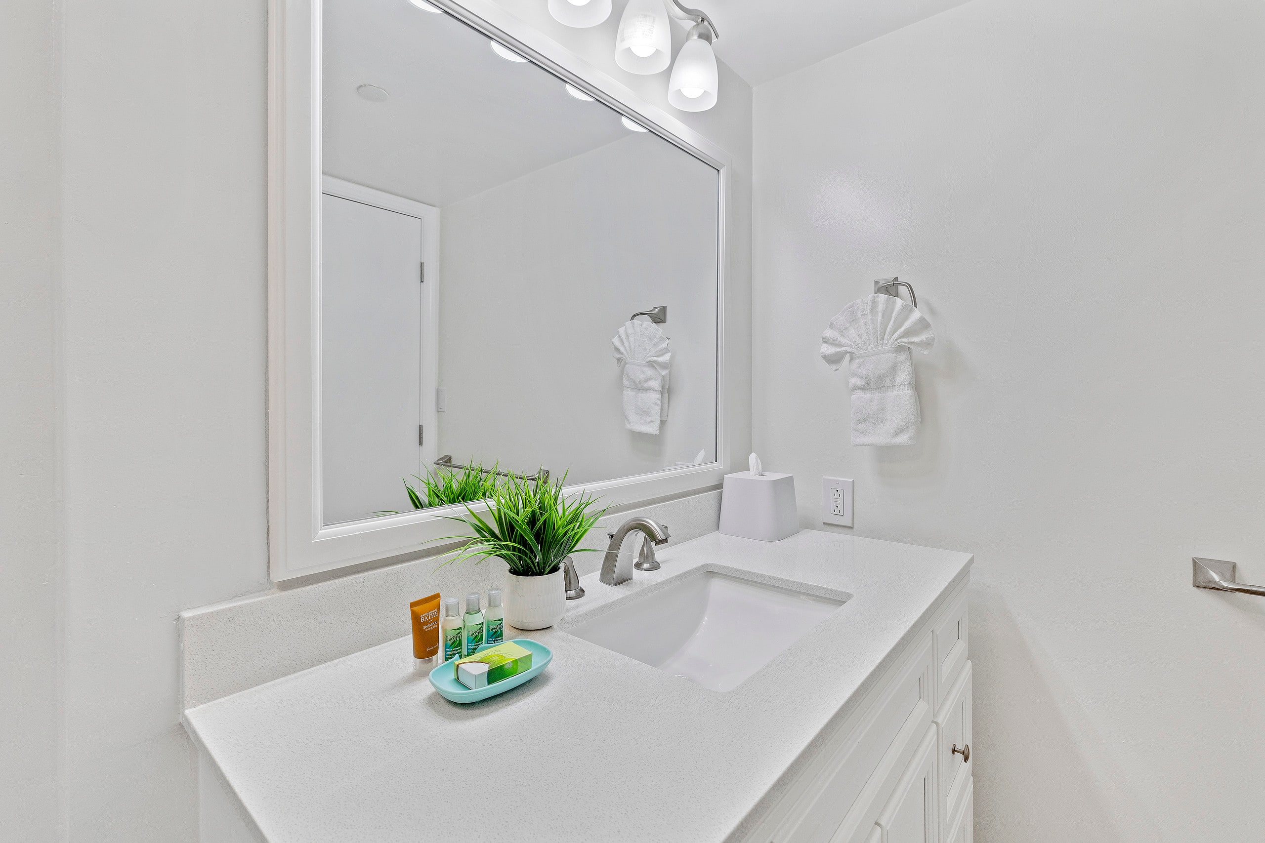 Waikiki Banyan condo w/ lanai & resort access - Image 19