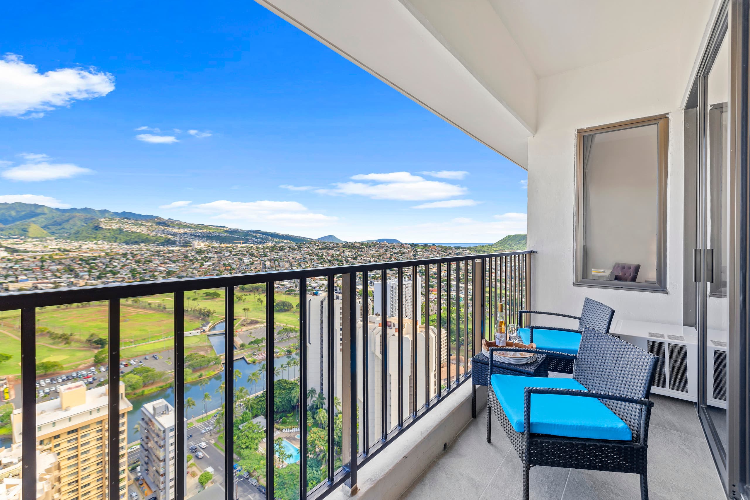 Waikiki Banyan condo w/ lanai & resort access - Image 23