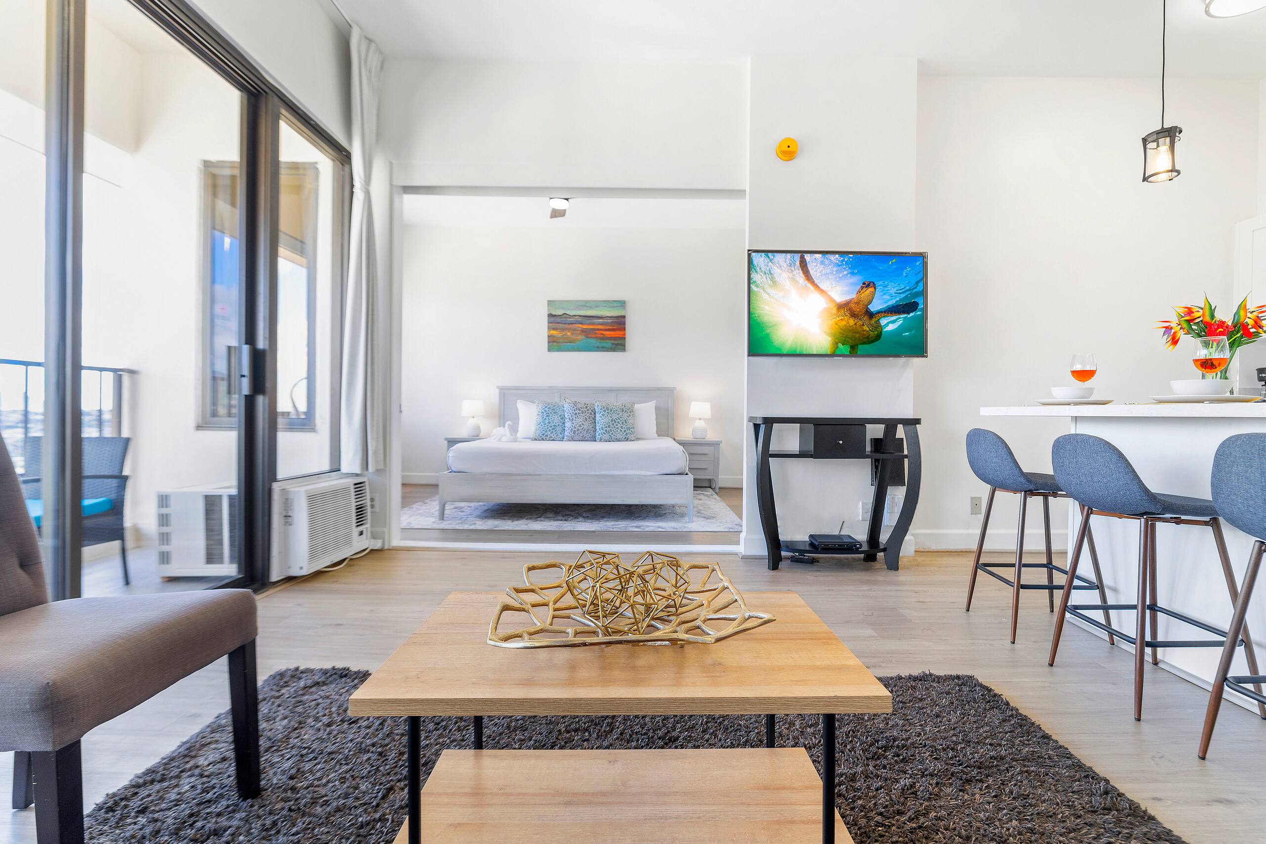 Waikiki Banyan condo w/ lanai & resort access - Image 3