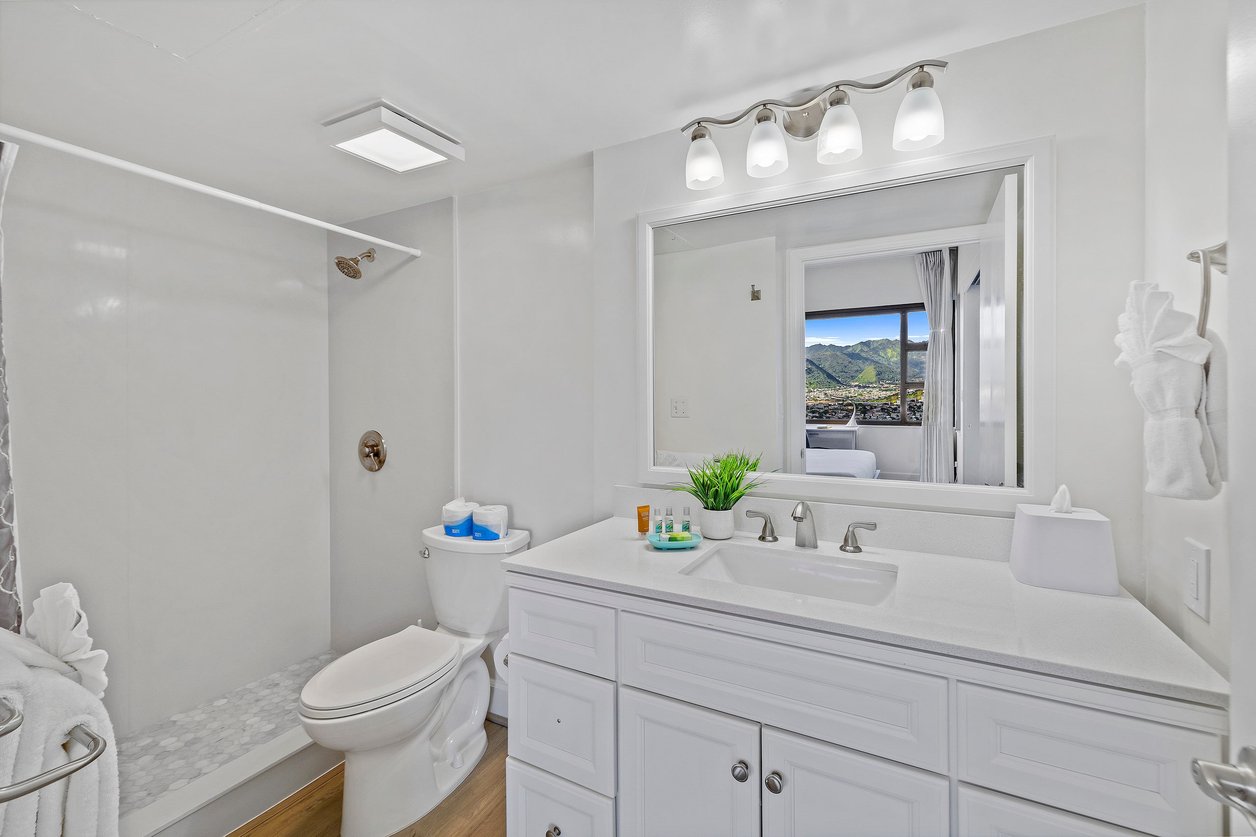 Waikiki Banyan condo w/ lanai & resort access - Image 18