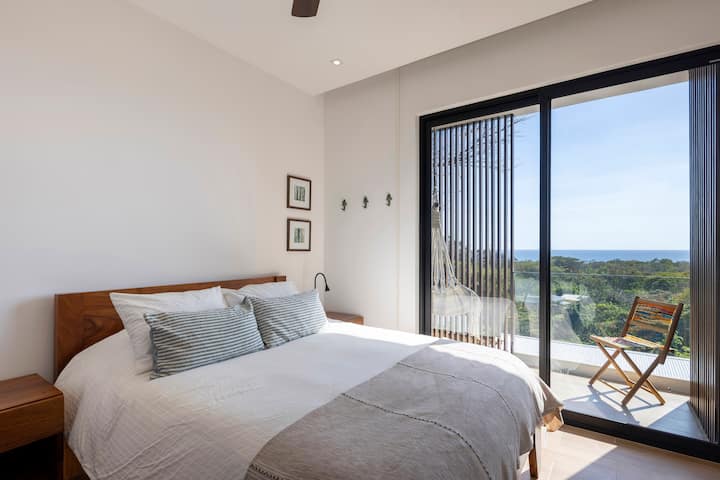 1 - ва спалня на горния етаж с двойно легло и балкон с изглед към океана