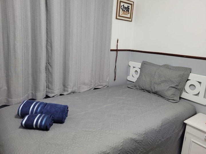 Ეს არის „D2“ - ერთადგილიანი ოთახი სტანდარტული „ბაკალავრის“ საწოლით - ზომა 2,00X1,10, სუპერ კომფორტული ზამბარიანი ლეიბი.