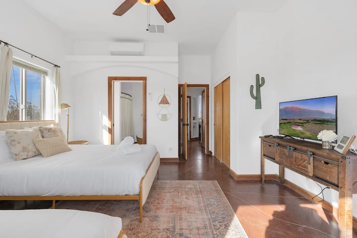 มาสเตอร์ชั้นล่างพร้อมห้องน้ำในตัวและเตียงควีนไซส์ 2 หลัง 