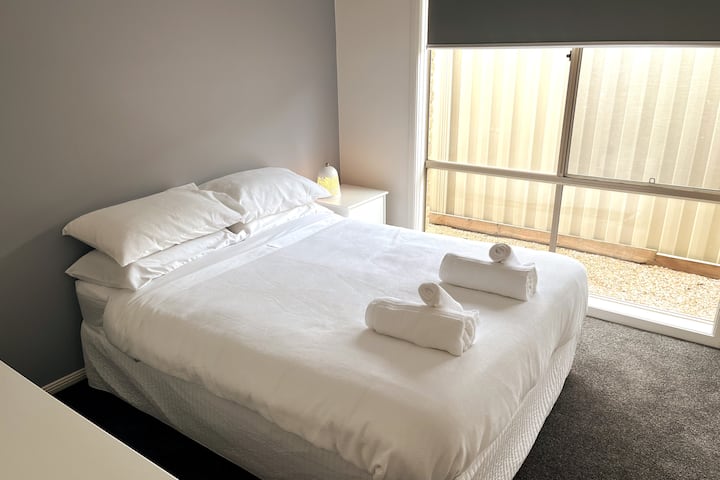 Спалните 2, 3 и 4 имат двойно легло, вградено в халат и странична маса с нощна лампа. Чисто и чисто спално бельо и кърпи за всички гости, включени като част от таксата за почистване.