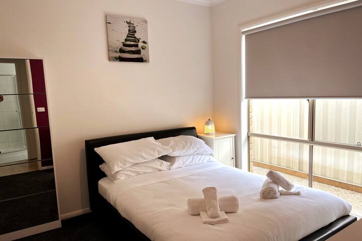 Спалните 2, 3 и 4 имат двойно легло, вградено в халат и странична маса с нощна лампа. Чисто и чисто спално бельо и кърпи за всички гости, включени като част от таксата за почистване.