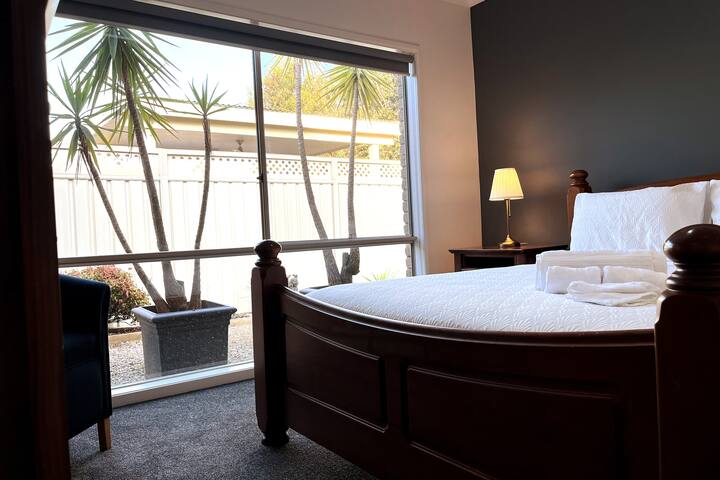 Основна спалня с красиви мебели от масивно дърво и халат. Чисто и чисто спално бельо и кърпи за всички гости, включени като част от таксата за почистване.