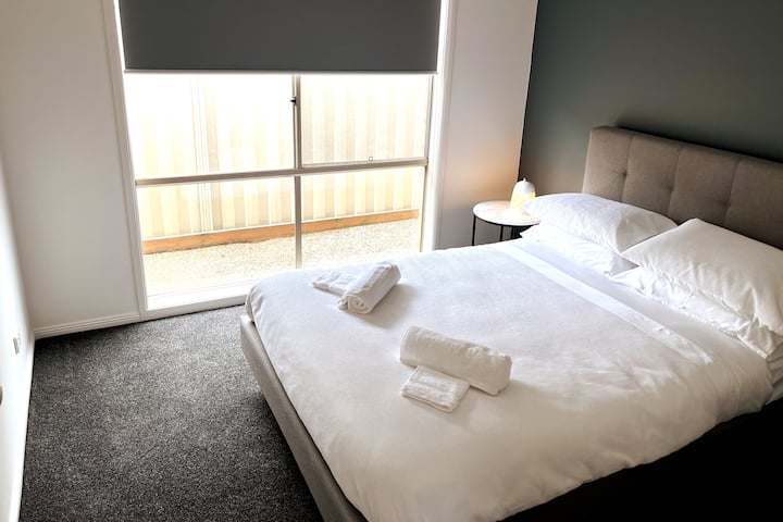 Спалните 2, 3 и 4 имат двойно легло, вградено в халат и странична маса с нощна лампа. Чисто и чисто спално бельо и кърпи за всички гости, включени като част от таксата за почистване.