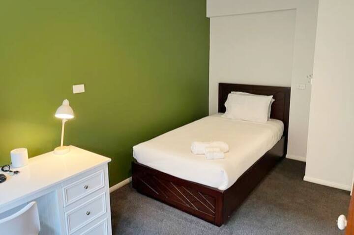 Спални 5 имат голямо двойно легло, допълнителни високи чекмеджета и пълна работа от дома с изглед към градината. Чисто и чисто спално бельо и кърпи за всички гости, включени като част от таксата за почистване.