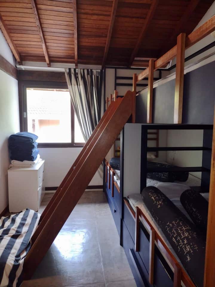 Detská izba s poschodovými posteľami a mini lezením na lezenie a šplhanie nadol!