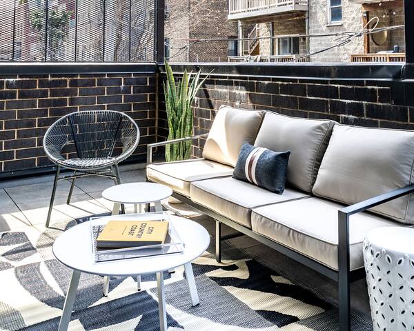 Luxury SOHO Styled Two-Level Townhouse | Old Town gallery image 3