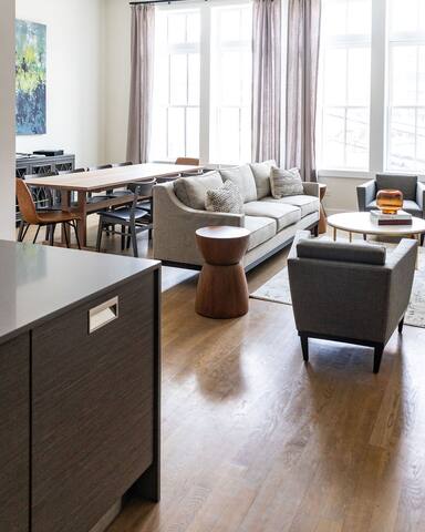 Luxury SOHO Styled Two-Level Townhouse | Old Town gallery image 4