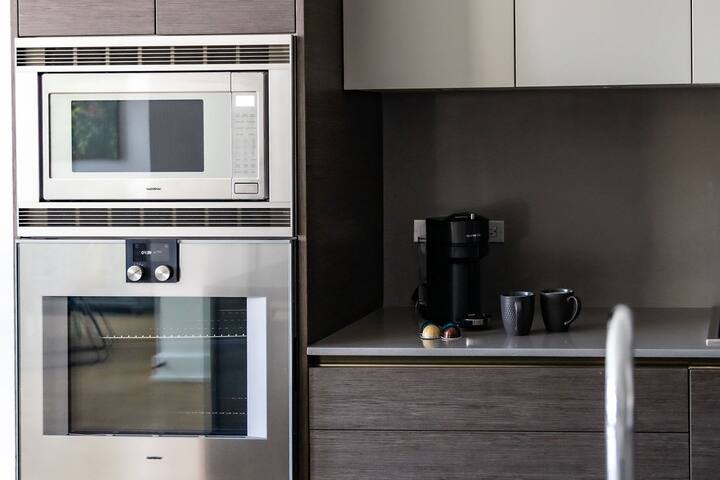 Luxury SOHO Styled Two-Level Townhouse | Old Town gallery image 2