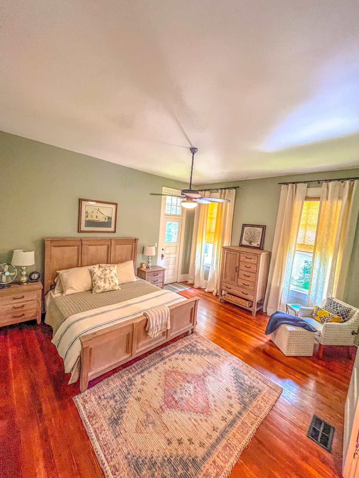 Главна спална соба со брачен кревет и сопствена главна бања.