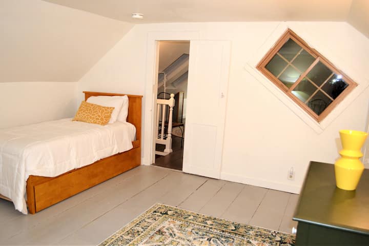 Letto a due piazze, con letto estraibile a due piazze al secondo piano adiacente alla camera matrimoniale grande.