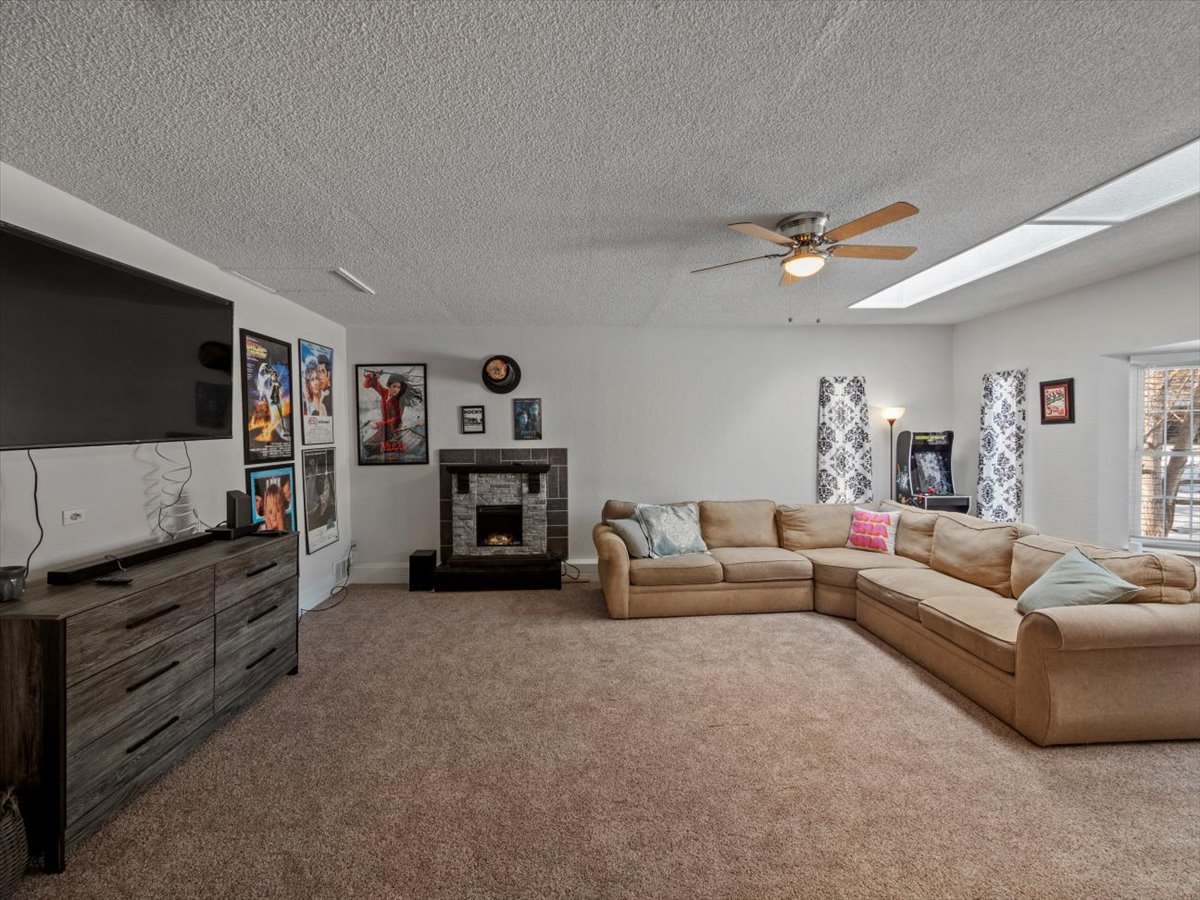 Голямата зала за филмови игри дава на групите много място за гледане, игра настолни игри или наслаждаване на видеоиграта в стаята.