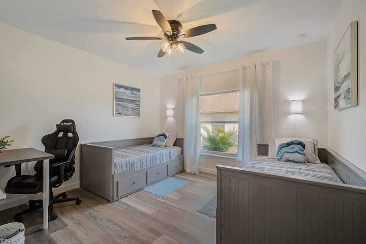 מיטות זוגיות בחדר שינה שלישי עם פינת עבודה 