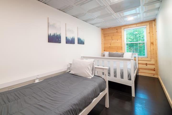 卧室3 ：楼下卧，有双人床和双人床。