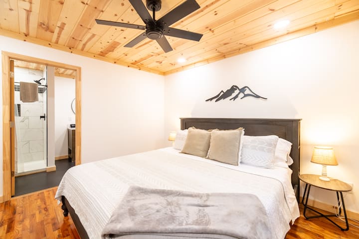 卧室2 ：带主卫生间的加大双人床！