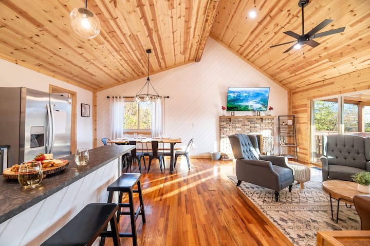 客厅和厨房区域