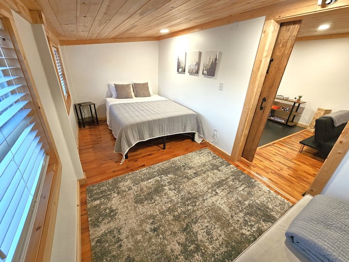 卧室3 ：楼下卧室配备标准双人床和智能电视！