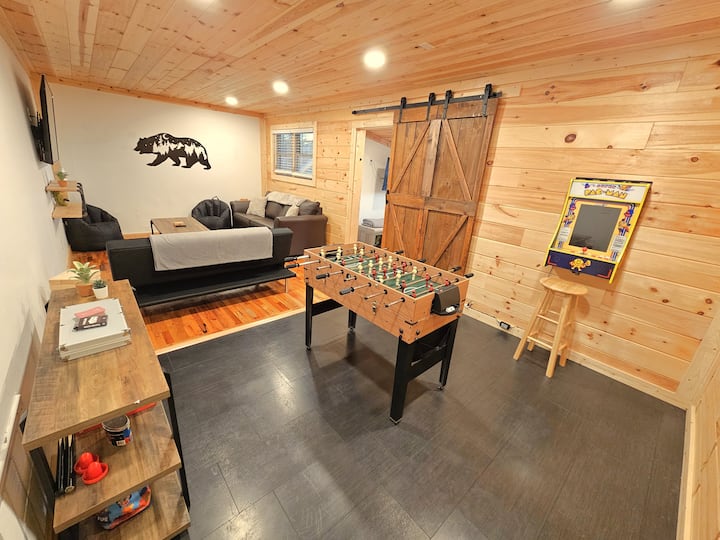 楼下客厅和游戏室！