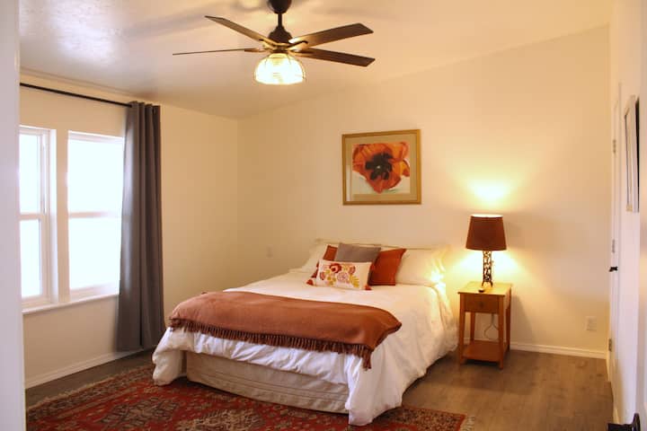 Დედოფლის ზომის საწოლი კომფორტული ბამბის თეთრეულით, სააბაზანოთი. Დიდი საგარდერობო ზღურბლის გარეშე