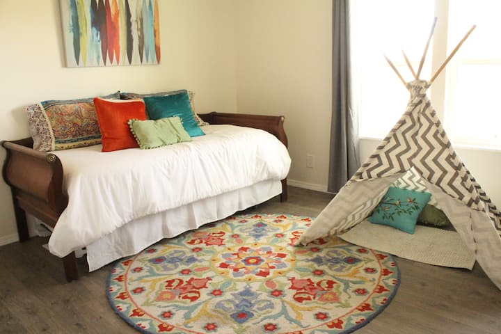 Ბავშვებისთვის შესაფერისი ოთახი სავსეა საკუთარი ტეპით.