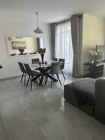 Cozy 3-bedroom apartment near Canal Walk gallery image 3