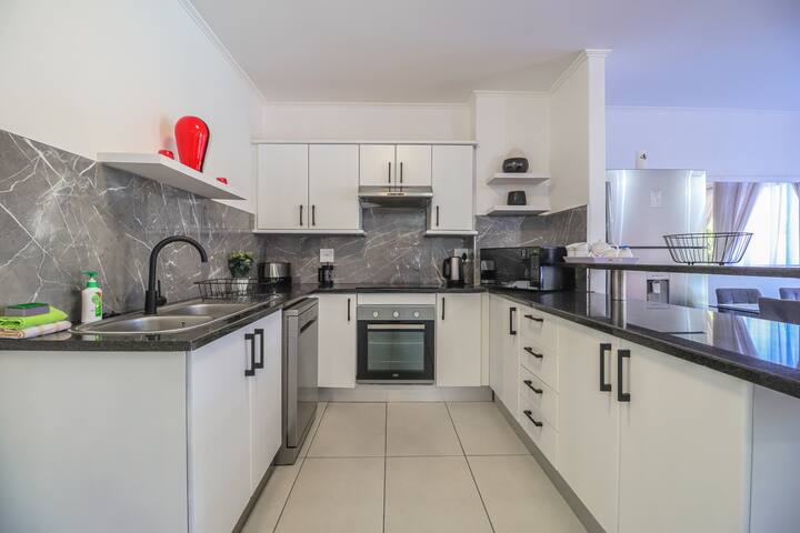 Cozy 3-bedroom apartment near Canal Walk gallery image 4